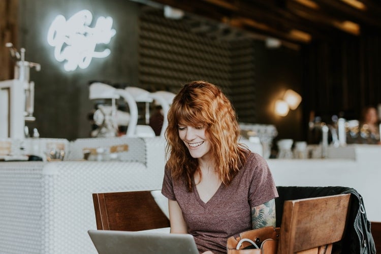 Women checks her credit score 