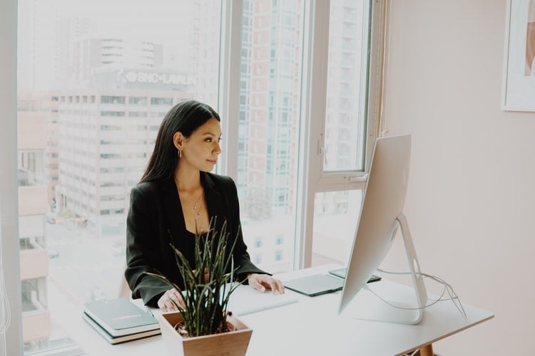 Women sits at a computer investing